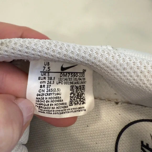 Nike women’s White and Black Sneakers - Picture 7 of 7